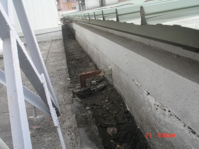 屋顶专业防水抓漏 上图为漏水的地方,初步研判,屋顶排水沟泄